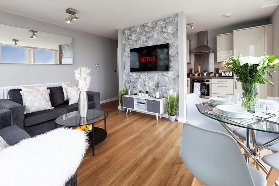 TV and multimedia, Kitchen or kitchenette, Living room, Seating area, Dining area