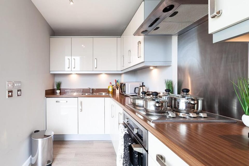Coffee/tea facilities, Kitchen or kitchenette, oven, stove