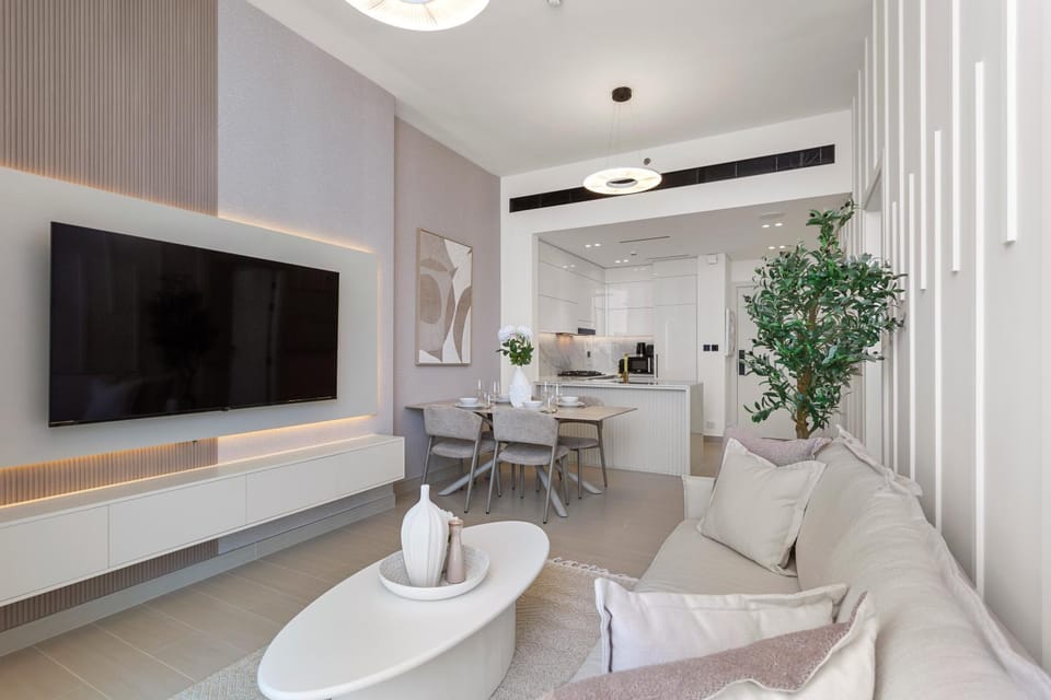 TV and multimedia, Living room, Seating area, Dining area
