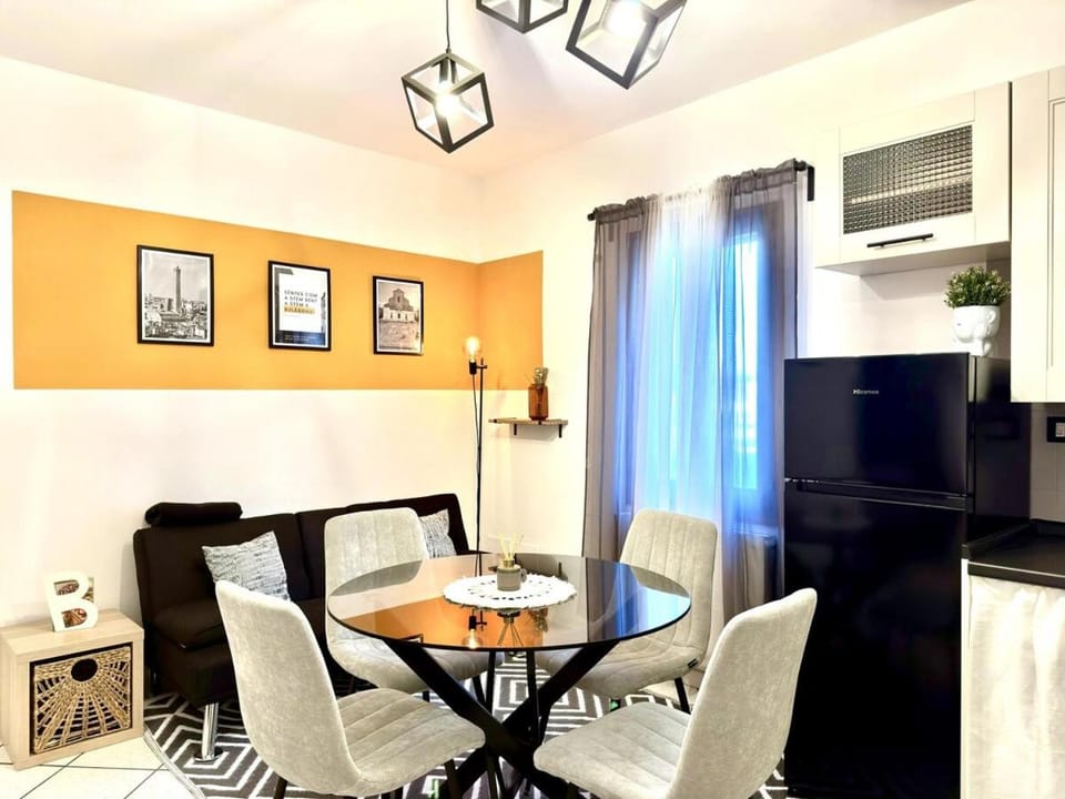 Kitchen or kitchenette, Living room, Seating area, Dining area, Animals, Pets