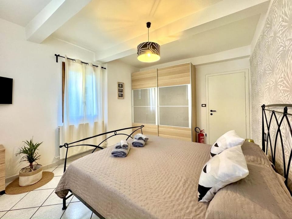 Bed, TV and multimedia, Photo of the whole room, Bedroom, towels