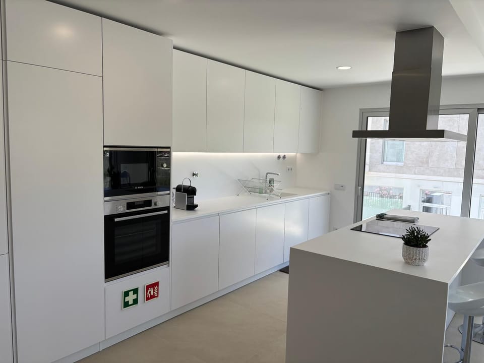 Kitchen or kitchenette, dishwasher, oven
