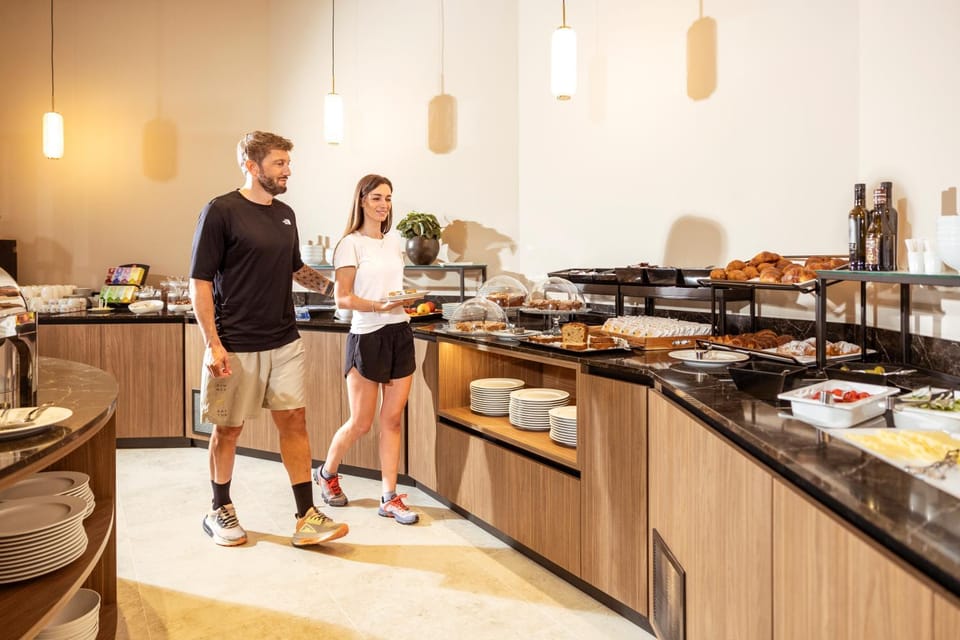 Guests, Buffet breakfast