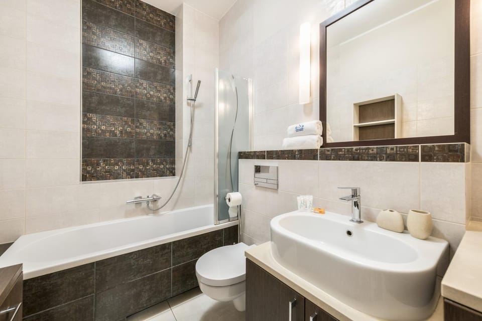 Bathroom, Bath, towels