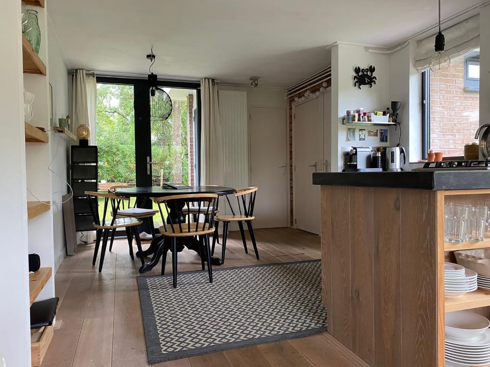 Coffee/tea facilities, Kitchen or kitchenette, Dining area