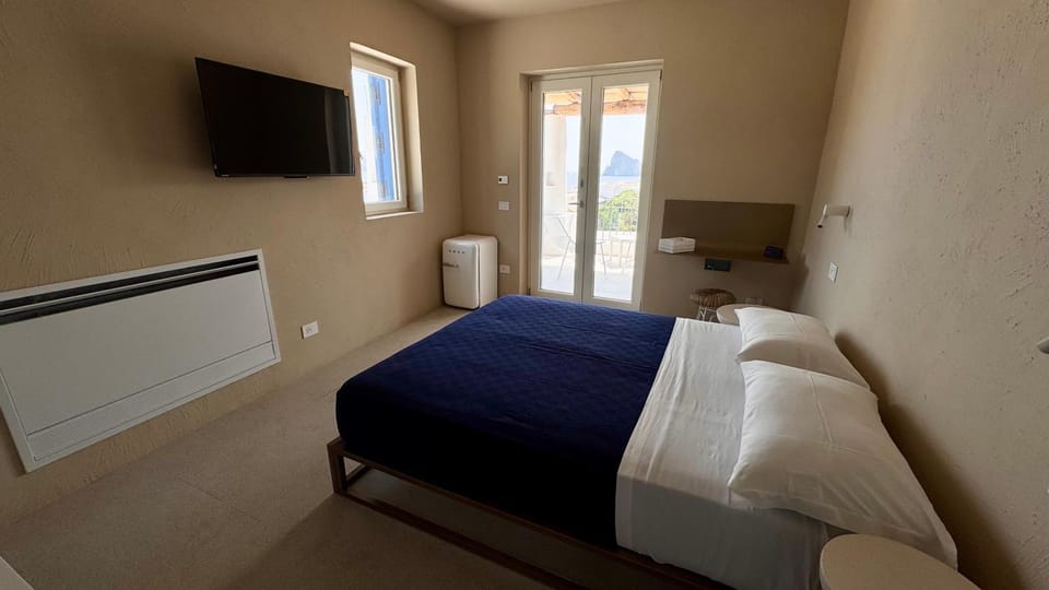 Bed, TV and multimedia, Photo of the whole room