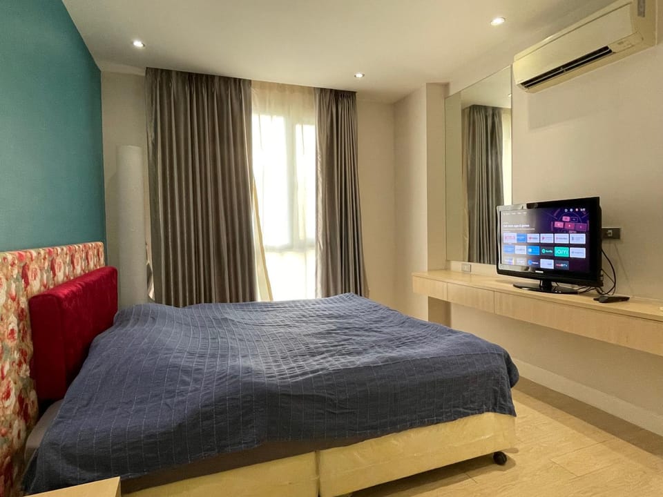 Bed, TV and multimedia, Bedroom