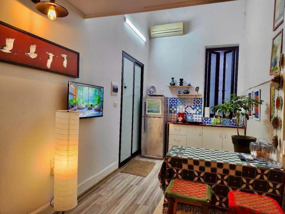 Communal lounge/ TV room, TV and multimedia, Kitchen or kitchenette, Living room, Seating area, Dining area, air conditioner