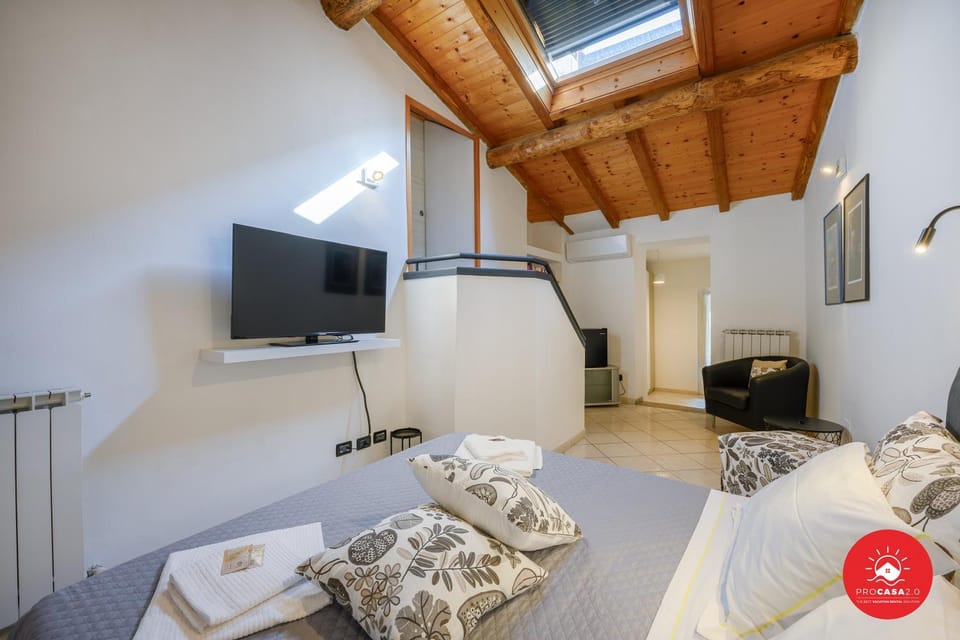 Bed, TV and multimedia, Photo of the whole room, Bedroom, towels