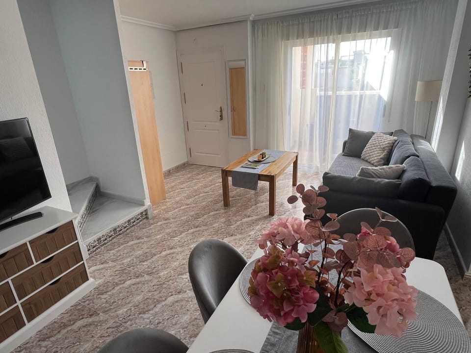 Communal lounge/ TV room, TV and multimedia, Living room, Photo of the whole room, Seating area, Dining area, Evening entertainment