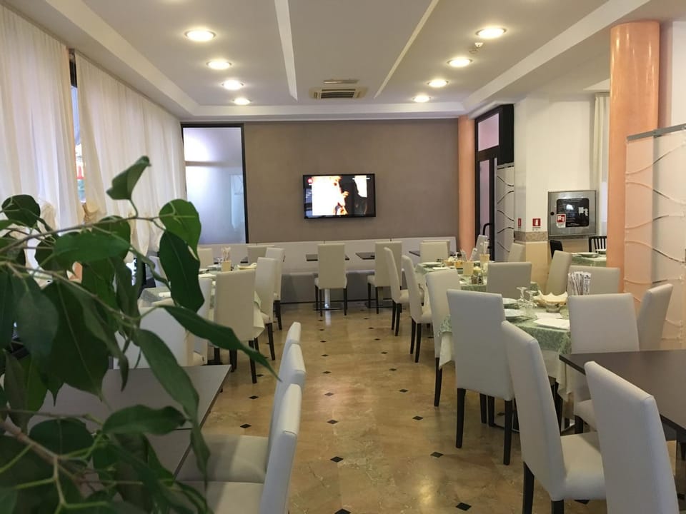Restaurant/places to eat, Communal lounge/ TV room
