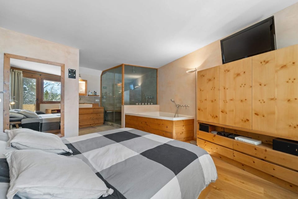 Bed, TV and multimedia, Photo of the whole room, Bedroom