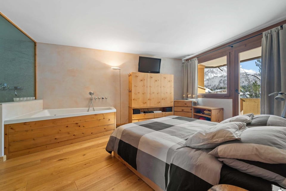 Bed, TV and multimedia, Bedroom