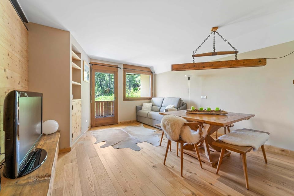 TV and multimedia, Living room, Seating area, Dining area, Evening entertainment