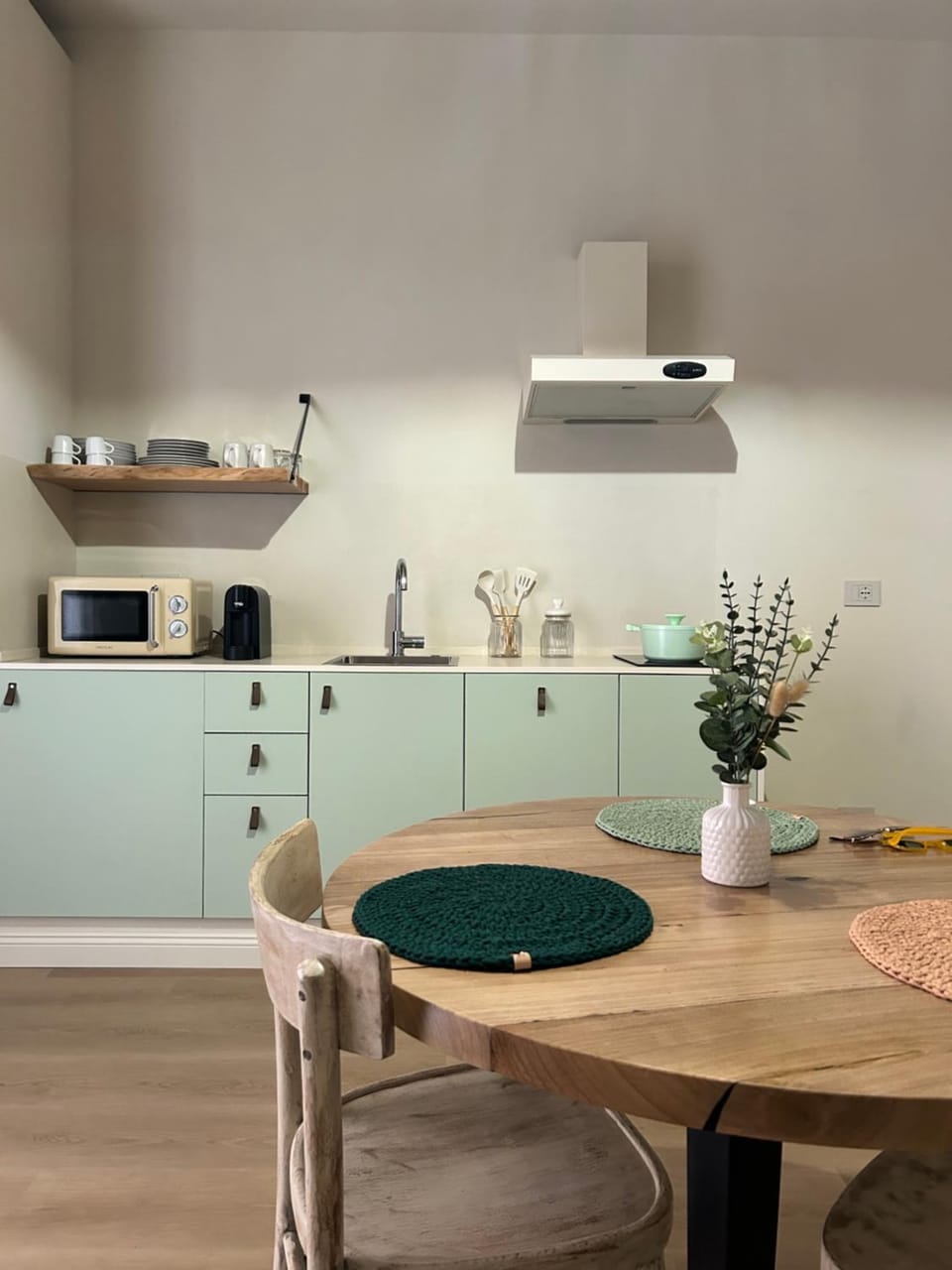Kitchen or kitchenette, Dining area