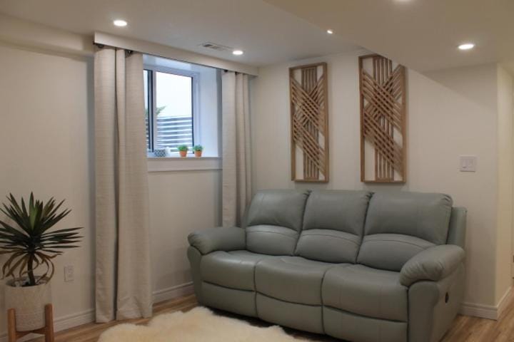 Queen Bed Suite-Private Entrance Apartment in Barrie