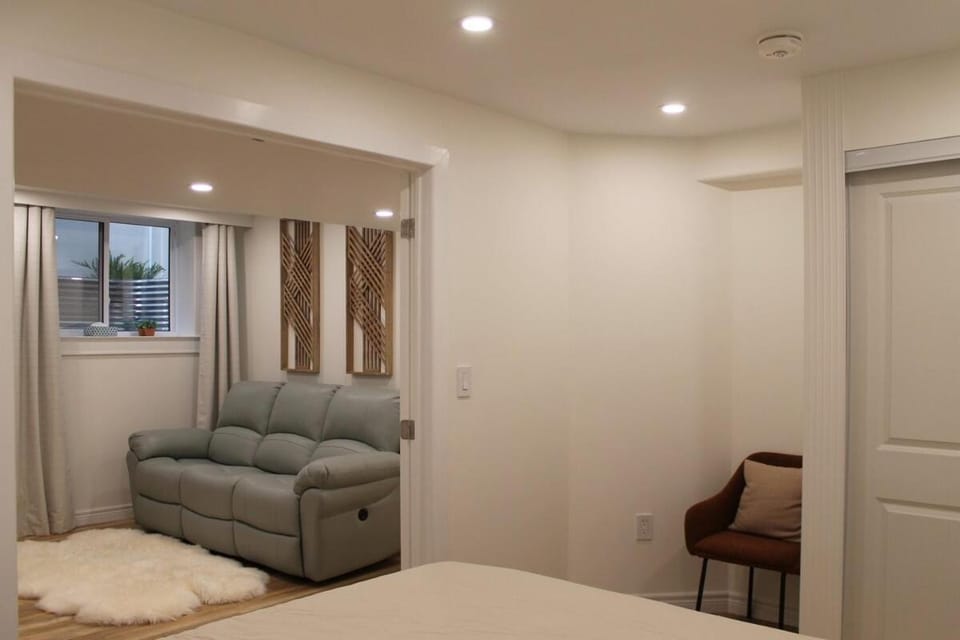 Queen Bed Suite-Private Entrance Apartment in Barrie