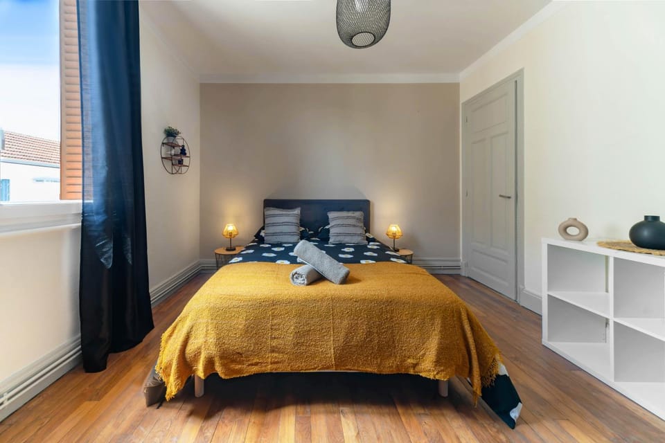 Bed, Photo of the whole room, Bedroom, towels