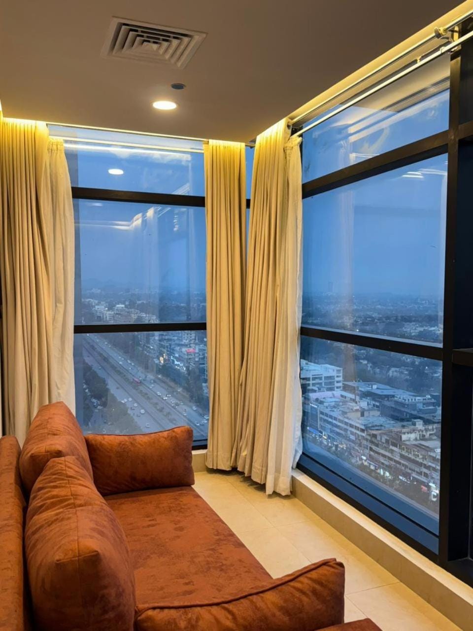 Downtown Signature Suites-Skyline - Margalla Views- Mall of Islamabad Blue Area F-7 Apartment in Islamabad