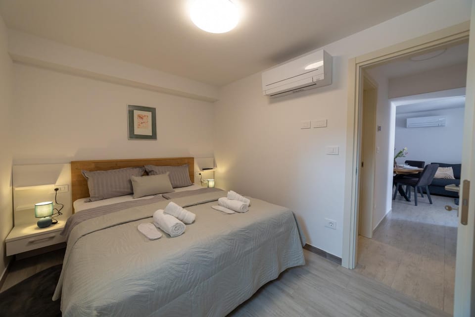 Bed, Bedroom, air conditioner
