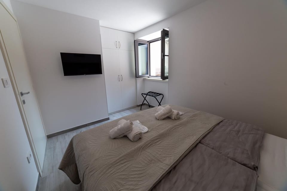 Bed, TV and multimedia, Bedroom