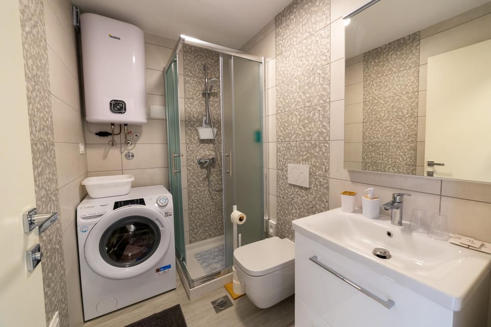 Shower, Toilet, Bathroom, towels, washing machine
