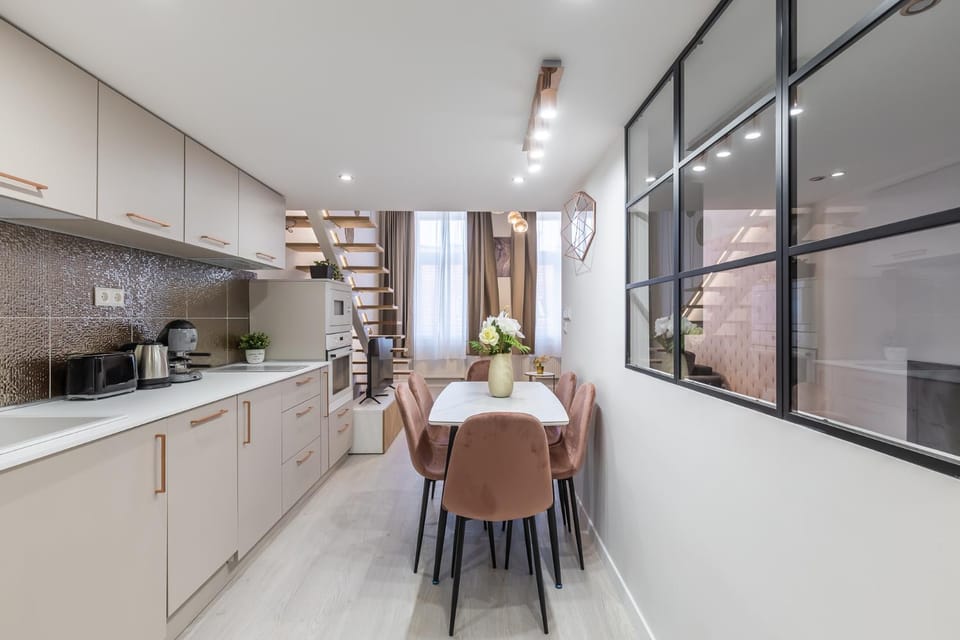 Kitchen or kitchenette, Dining area
