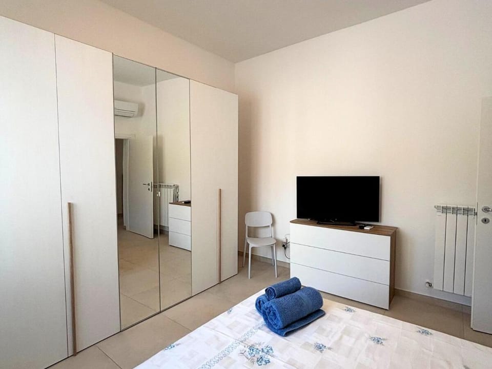 Photo of the whole room, Bedroom, towels
