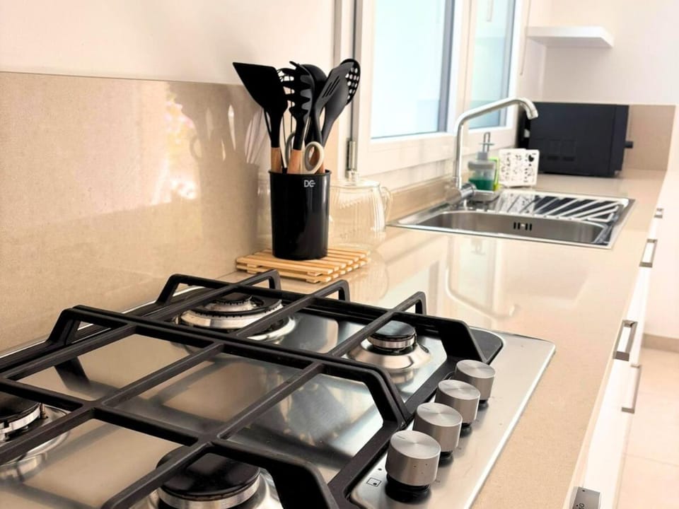Coffee/tea facilities, Kitchen or kitchenette, stove