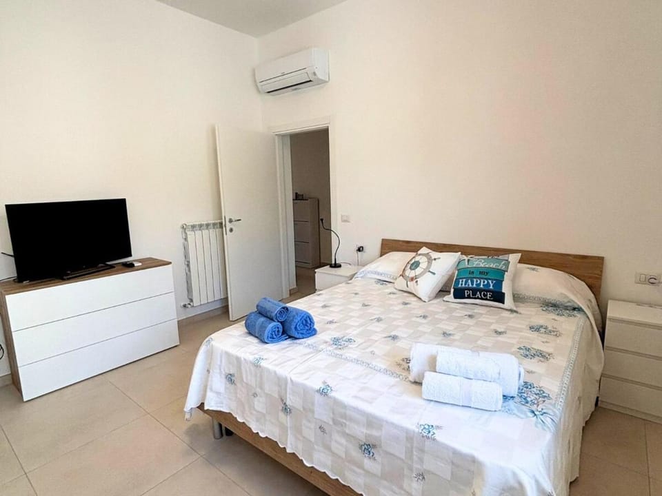 Bed, TV and multimedia, Bedroom, towels, wardrobe, air conditioner