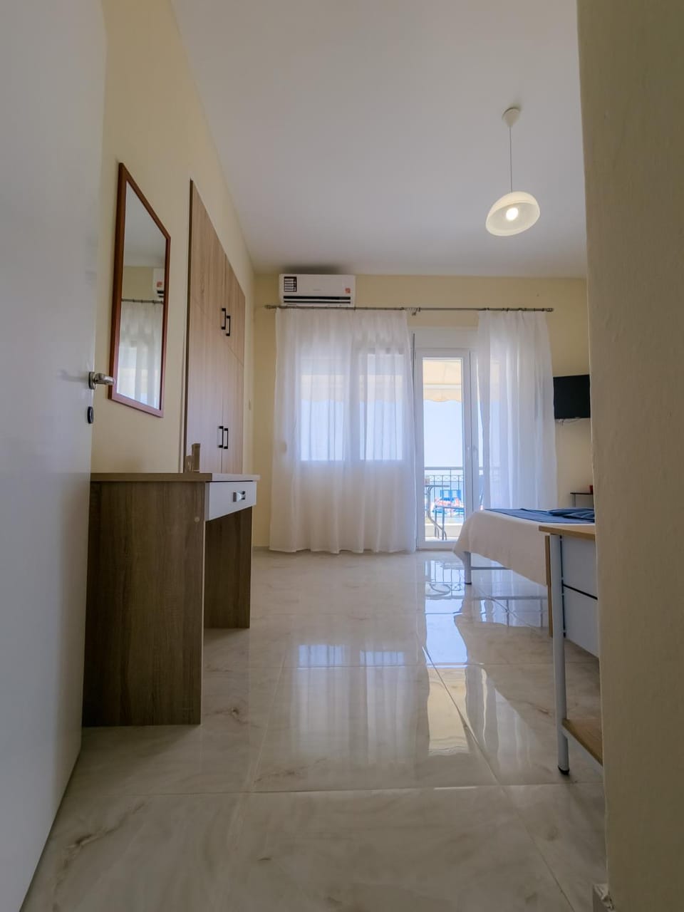 Bed, TV and multimedia, Photo of the whole room, Bedroom, air conditioner