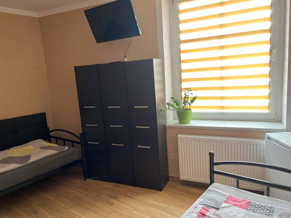 Bed, TV and multimedia, Photo of the whole room, Bedroom, internet, wardrobe