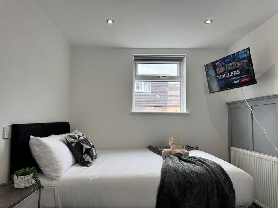 6B 3Bath - Free Parking - TVs In EVERY Room House in Liverpool