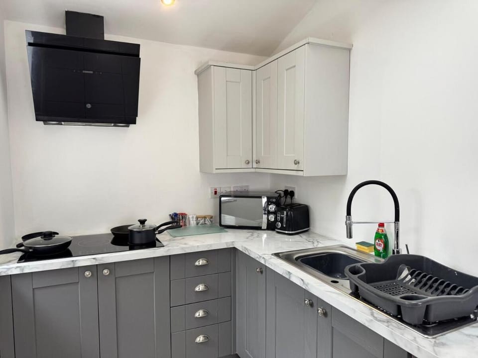 6B 3Bath - Free Parking - TVs In EVERY Room House in Liverpool