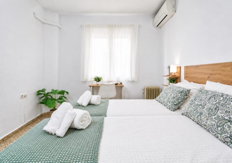 Bed, Photo of the whole room, Bedroom, air conditioner
