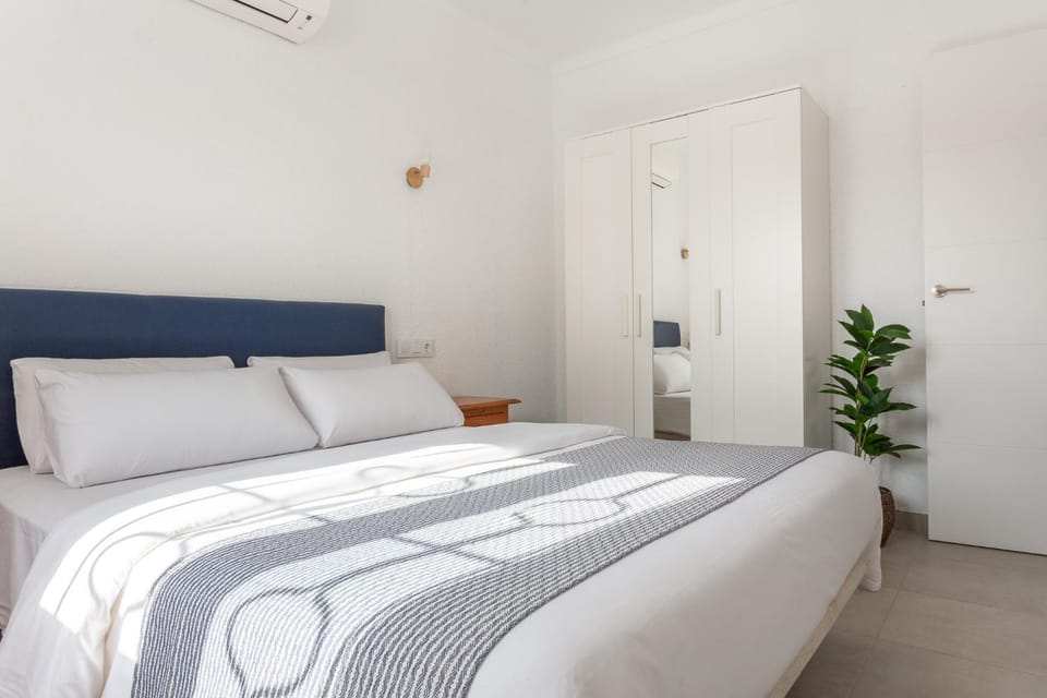 Bed, Bedroom, wardrobe, air conditioner