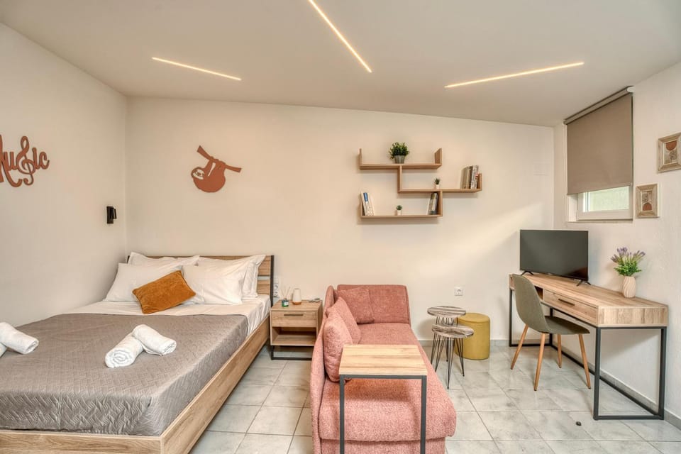 Bed, Library, TV and multimedia, View (from property/room), Seating area, Dining area, Inner courtyard view, furniture, internet, towels, wardrobe