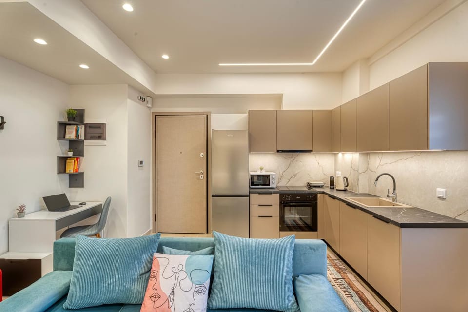 Coffee/tea facilities, Kitchen or kitchenette, Living room, Seating area, Dining area, Food, internet, internet, microwave, oven, storage, stove, toaster