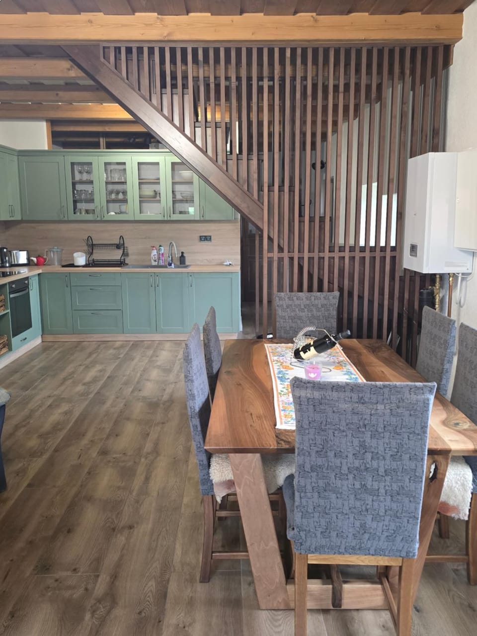 Kitchen or kitchenette, Dining area