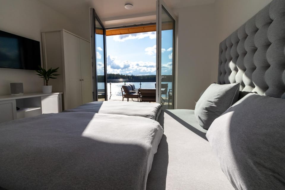 Bed, View (from property/room), Photo of the whole room, Bedroom, Lake view