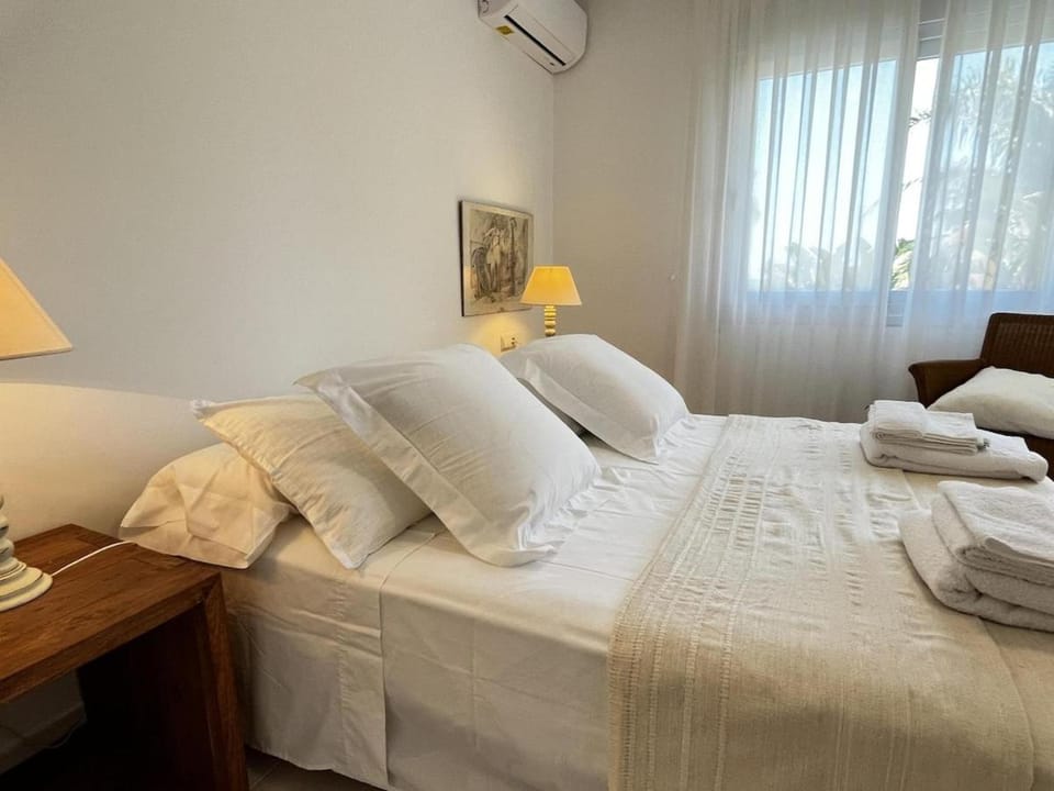 Bedroom, towels, air conditioner