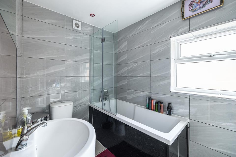 House Sleeps 8 - Garden - Short Walk to Station House in London