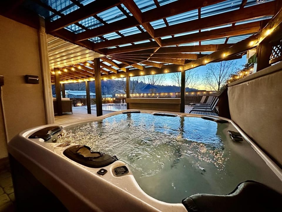 Exclusive Retreats 6 Bedroom 6 Bath Desert Paradise with Private Heated Pool House in Spanish Valley