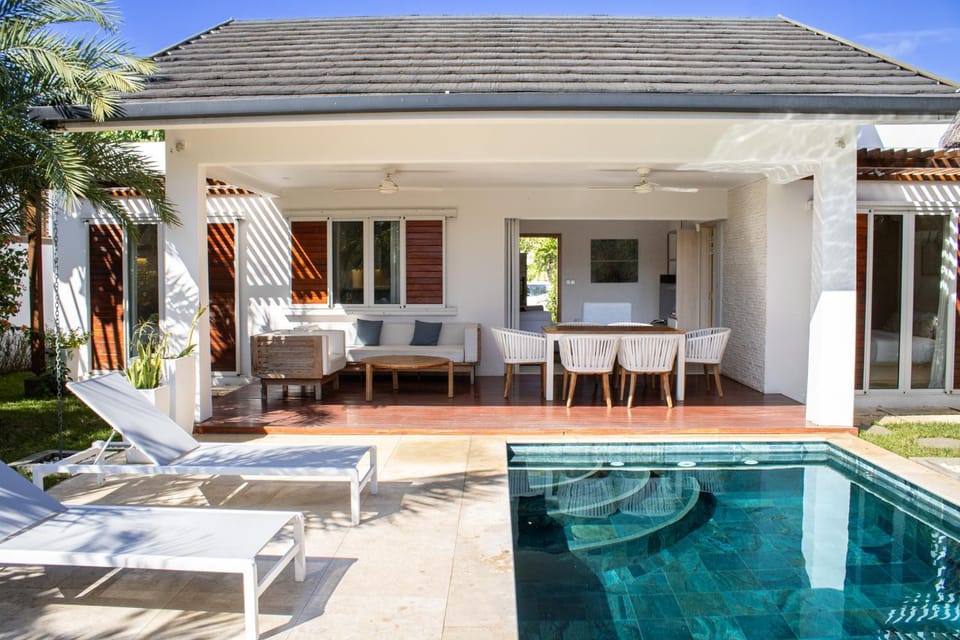 Property building, Patio, Dining area, Pool view, Swimming pool, Swimming pool, sunbed