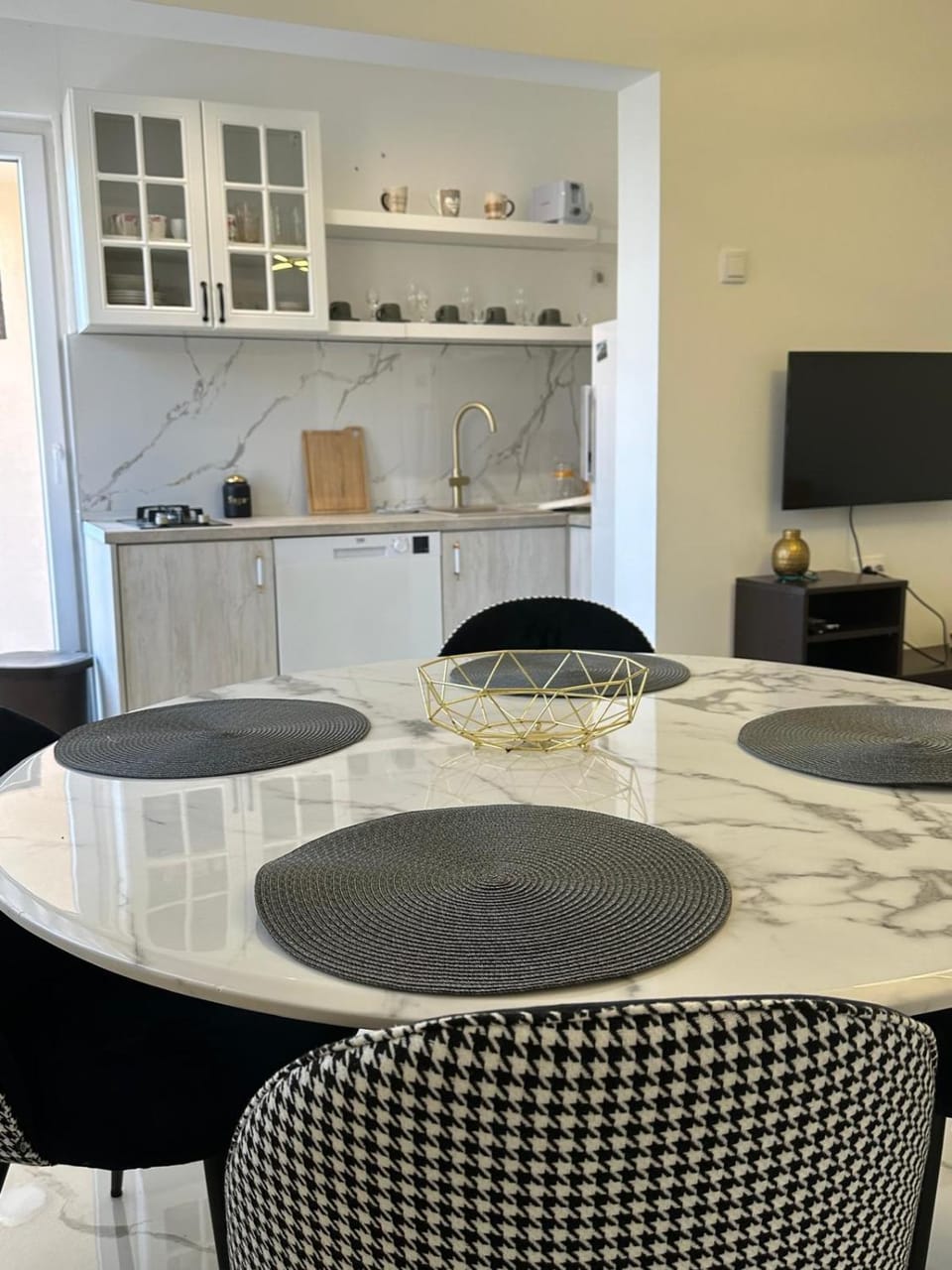 TV and multimedia, Dining area, stove