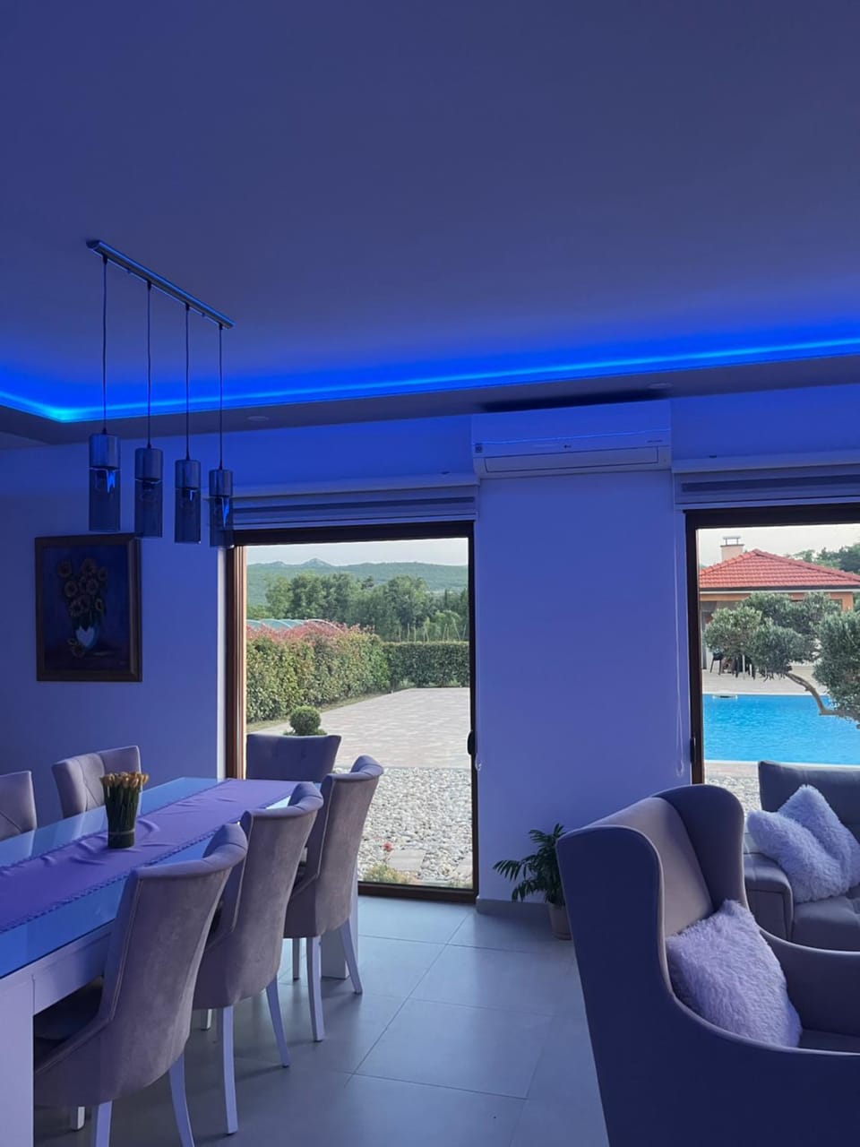 Communal lounge/ TV room, TV and multimedia, Living room, Seating area, Dining area, Evening entertainment, Pool view