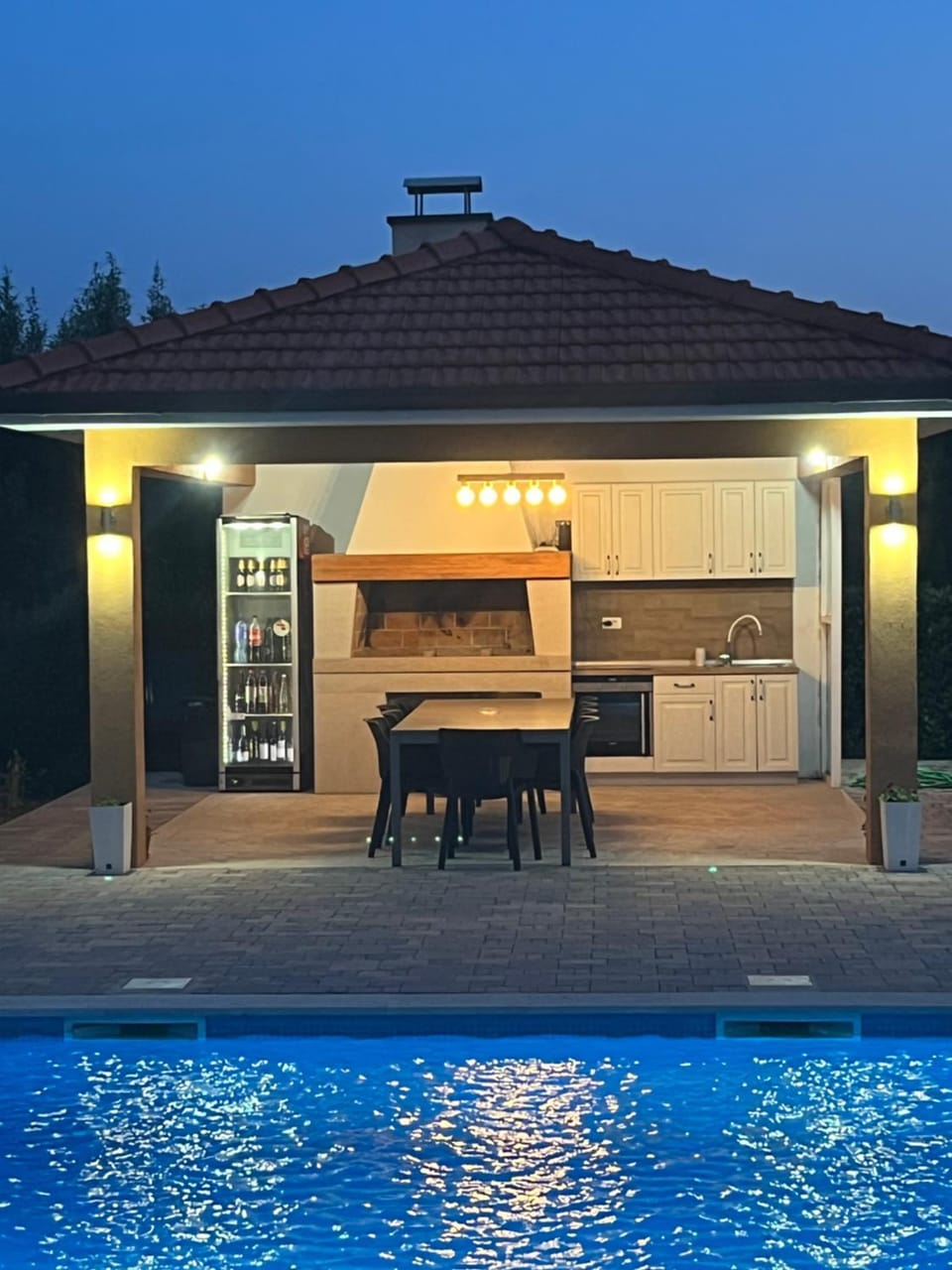 Patio, Night, BBQ facilities, Dining area, Pool view, Swimming pool, sunbed