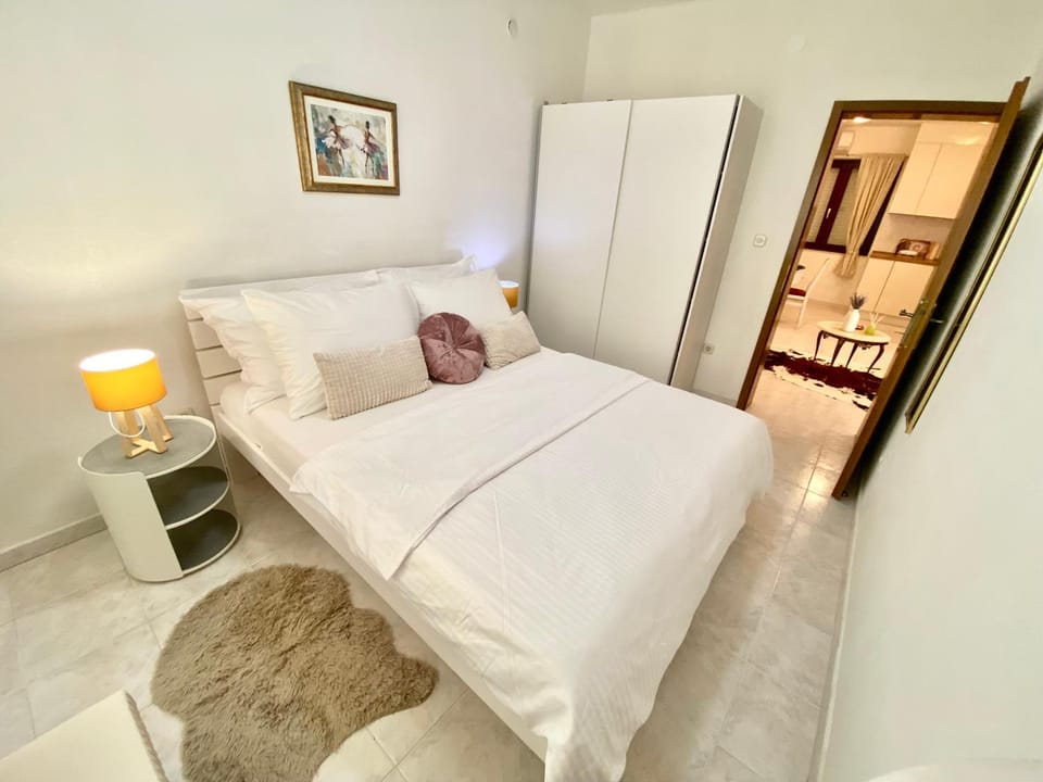 Bedroom, wardrobe