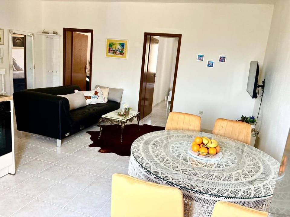 Kitchen or kitchenette, Living room, Seating area