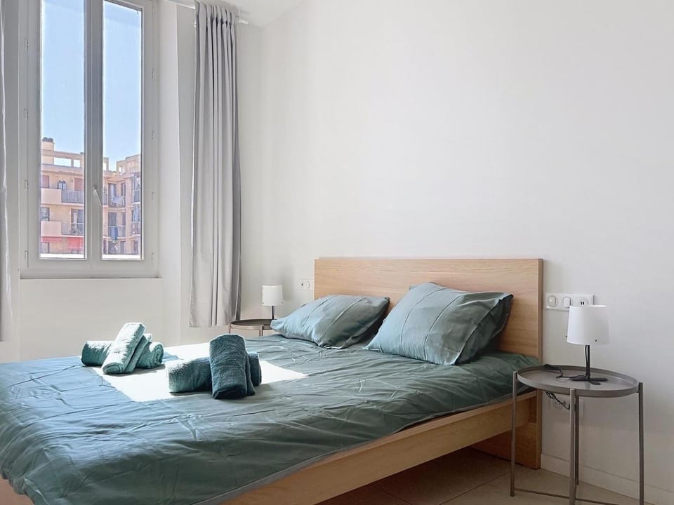 Bed, Photo of the whole room, Bedroom, towels